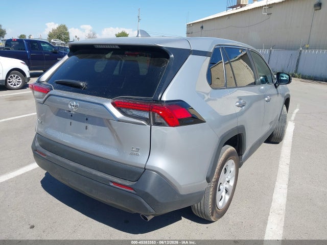 2T3F1RFVXRW470477 Toyota RAV4 LE