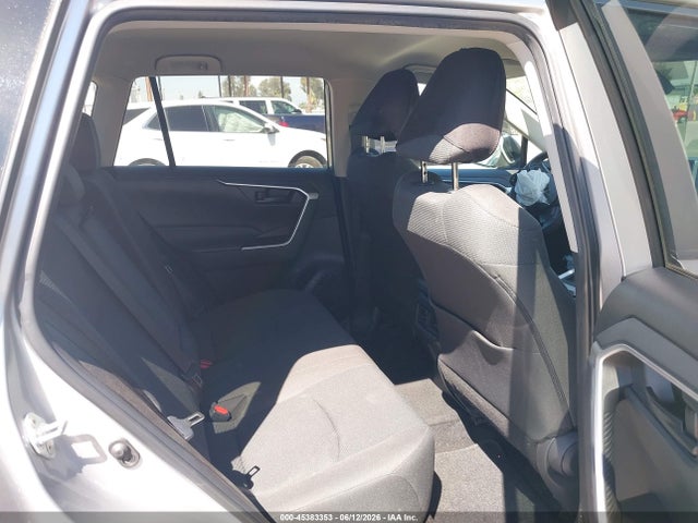 2T3F1RFVXRW470477 Toyota RAV4 LE