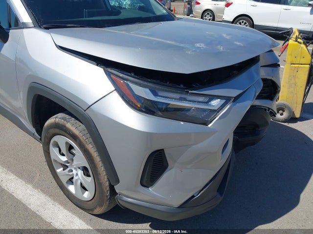 2T3F1RFVXRW470477 Toyota RAV4 LE