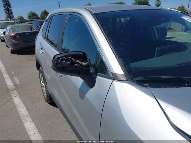 2T3F1RFVXRW470477 Toyota RAV4 LE