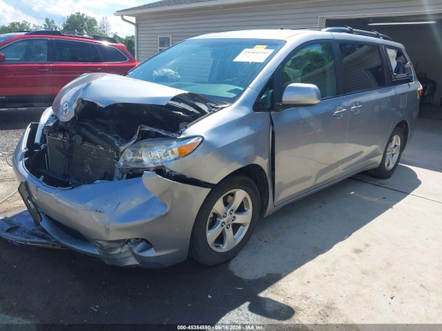 Toyota Sienna Le 8 Passenger 2017 5TDKZ3DC0HS810404 Image 2