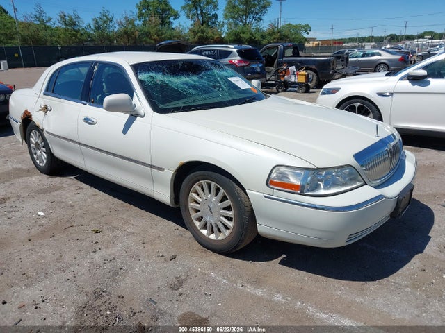 Продажа на аукционе авто 2003 Lincoln Town Car Signature, vin: 1LNHM82W93Y653371, номер лота: 45386150