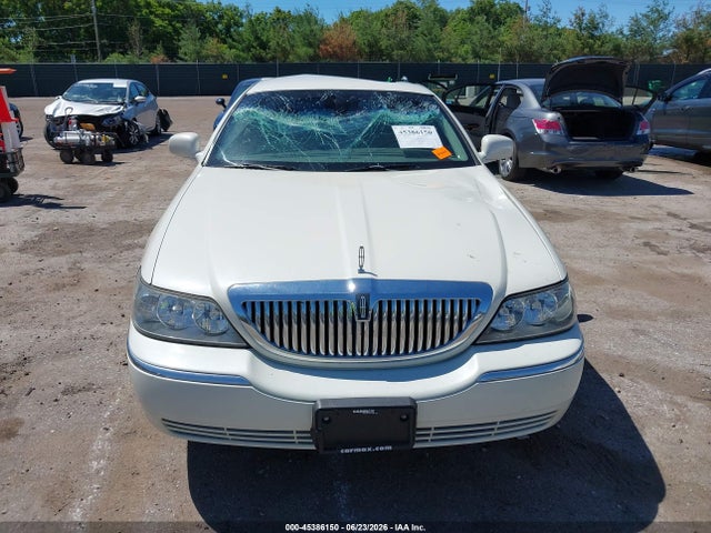 Продажа на аукционе авто 2003 Lincoln Town Car Signature, vin: 1LNHM82W93Y653371, номер лота: 45386150
