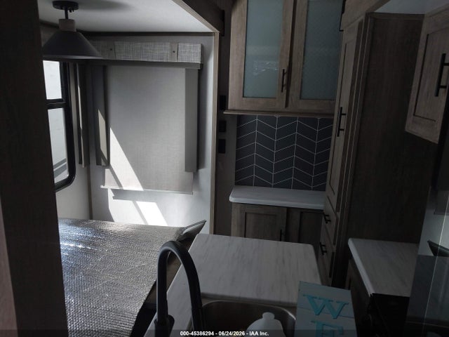 2022 Forest River Salem Travel Trailer მანქანა იყიდება აუქციონზე, vin: 4X4FSBP28NV009427, აუქციონის ნომერი: 45386294