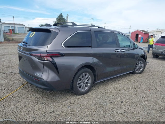 Toyota SIENNA XLE 2023 5TDJSKFC4PS107832 Image 4