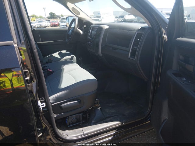 3C63R3CT7HG711249 RAM 3500 Tradesman 4x4 6&#039;4 Box