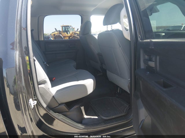 3C63R3CT7HG711249 RAM 3500 Tradesman 4x4 6&#039;4 Box