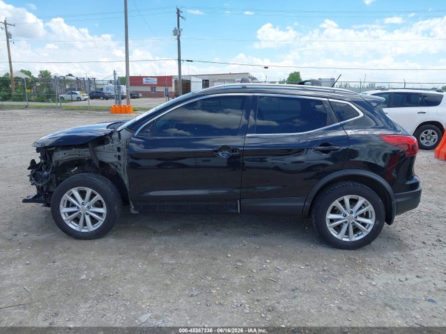 JN1BJ1CR8JW286655 Nissan Rogue Sport Sv