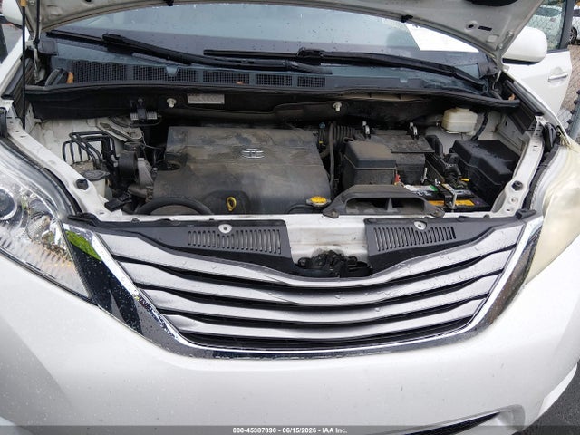 5TDYK3DC2FS571711 Toyota Sienna Xle 8 Passenger