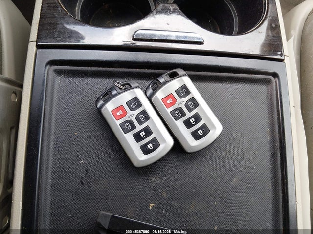 5TDYK3DC2FS571711 Toyota Sienna Xle 8 Passenger
