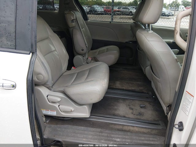 5TDYK3DC2FS571711 Toyota Sienna Xle 8 Passenger