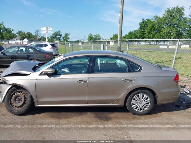 2015 Volkswagen Passat 1.8t S მანქანა იყიდება აუქციონზე, vin: 1VWAT7A3XFC007216, აუქციონის ნომერი: 45387925