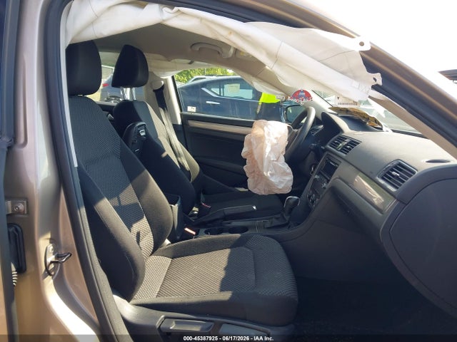 2015 Volkswagen Passat 1.8t S მანქანა იყიდება აუქციონზე, vin: 1VWAT7A3XFC007216, აუქციონის ნომერი: 45387925
