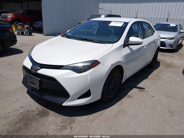 Toyota COROLLA LE 2018 5YFBURHE0JP800662 Image 2
