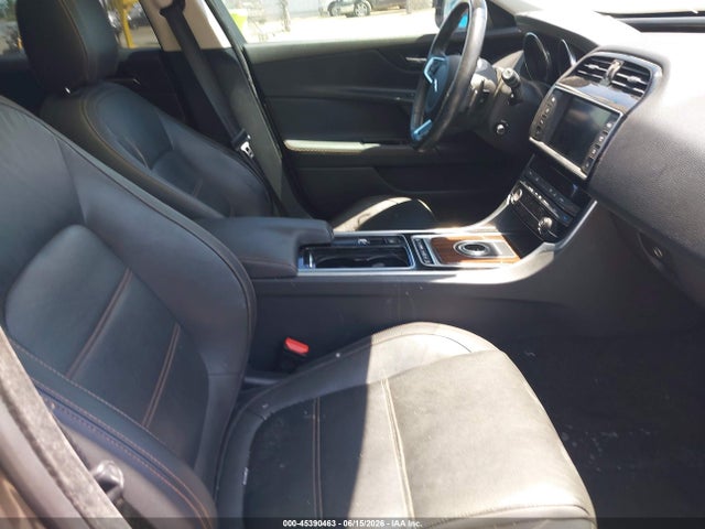 Jaguar Xe 25t Prestige 2018 SAJAE4FX0JCP28341 Image 5