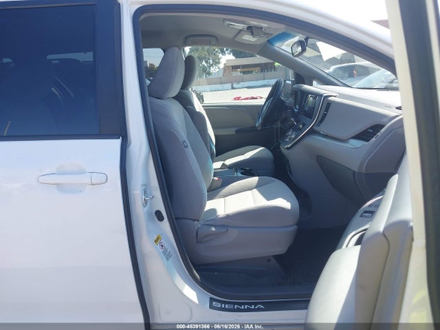 5TDKZ3DC9HS768735 Toyota Sienna Le 8 Passenger