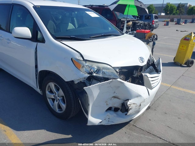 5TDKZ3DC9HS768735 Toyota Sienna Le 8 Passenger