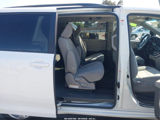 5TDKZ3DC9HS768735 Toyota Sienna Le 8 Passenger