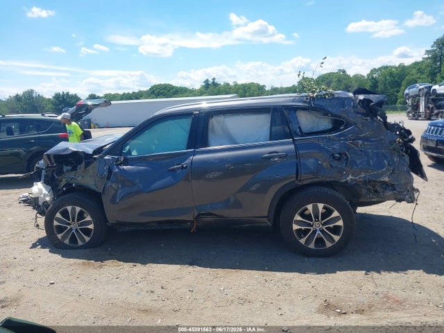 5TDGZRBH5NS565988 Toyota Highlander Xle