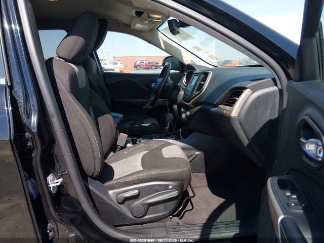2018 Jeep Cherokee Latitude Fwd მანქანა იყიდება აუქციონზე, vin: 1C4PJLCB9JD615831, აუქციონის ნომერი: 45391640