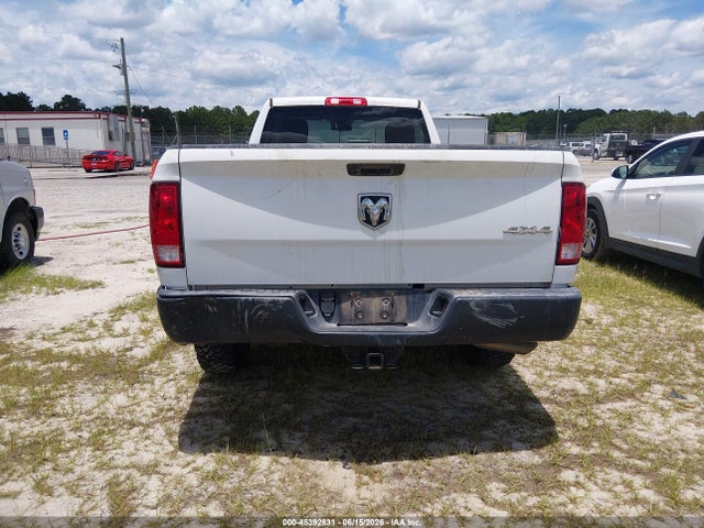 3C6JR7DG2LG211136 RAM 1500 Classic Tradesman 4x4 8&#039; Box