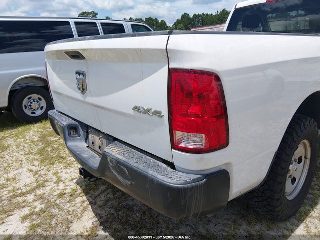 3C6JR7DG2LG211136 RAM 1500 Classic Tradesman 4x4 8&#039; Box