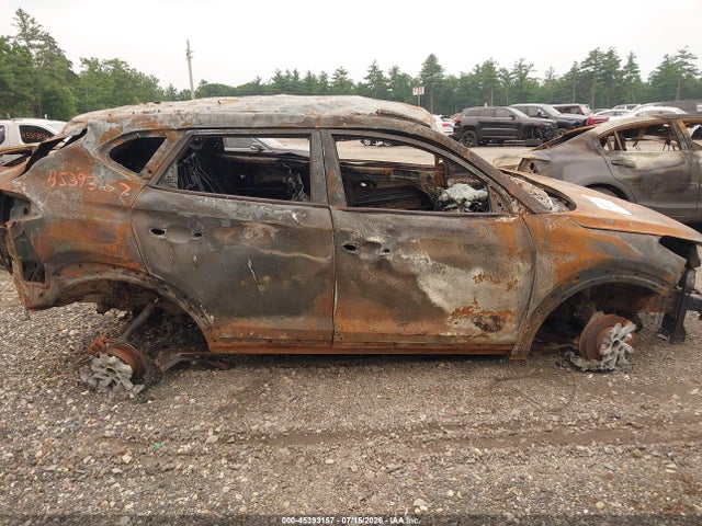 KM8J3CA42HU586182 Hyundai TUCSON SE