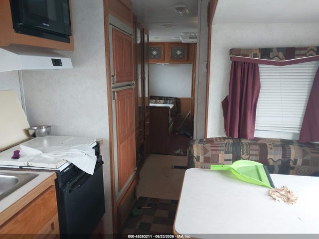 45393211 :رقم المزاد ، 4YDT36029Y1011137 vin ، 2000 Keystone Other مزاد بيع