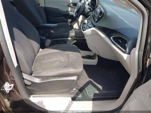 45393824 :رقم المزاد ، 2C4RC1DG0HR588320 vin ، 2017 Chrysler Pacifica Touring مزاد بيع