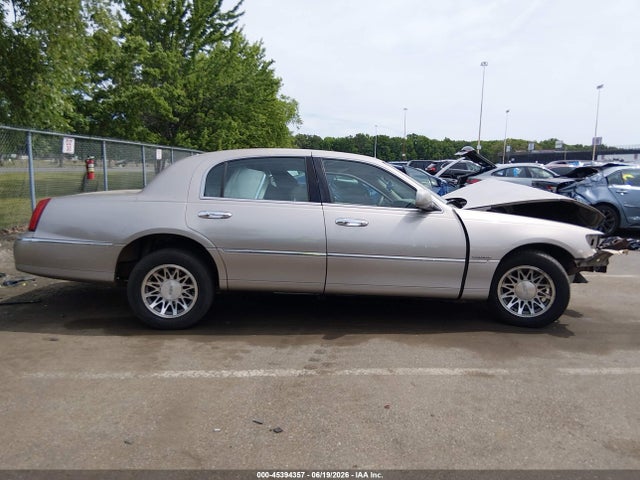 Продажа на аукционе авто 2002 Lincoln Town Car Signature, vin: 1LNHM82W92Y666636, номер лота: 45394357