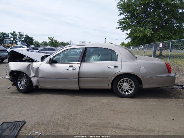Продажа на аукционе авто 2002 Lincoln Town Car Signature, vin: 1LNHM82W92Y666636, номер лота: 45394357