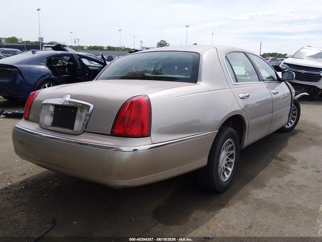 Продажа на аукционе авто 2002 Lincoln Town Car Signature, vin: 1LNHM82W92Y666636, номер лота: 45394357