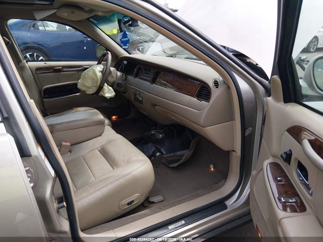 Продажа на аукционе авто 2002 Lincoln Town Car Signature, vin: 1LNHM82W92Y666636, номер лота: 45394357