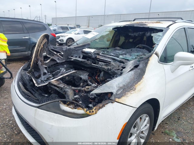 Продажа на аукционе авто 2018 Chrysler Pacifica Touring L Plus, vin: 2C4RC1EG0JR315642, номер лота: 45395042