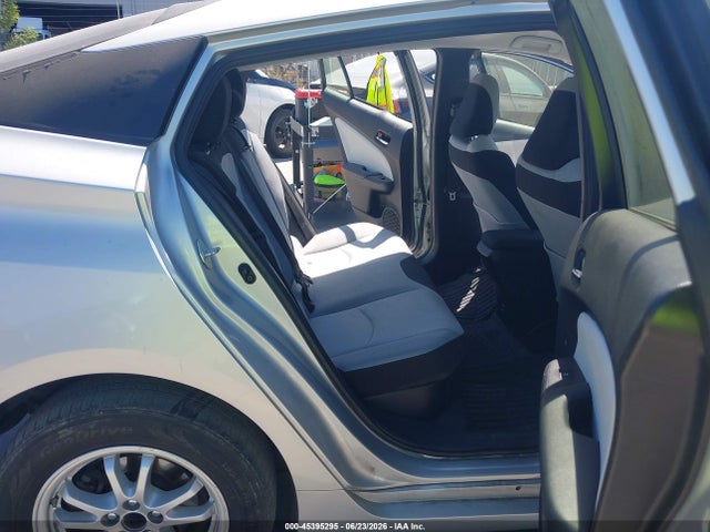 Toyota Prius Two 2017 JTDKBRFU6H3574792 Image 8