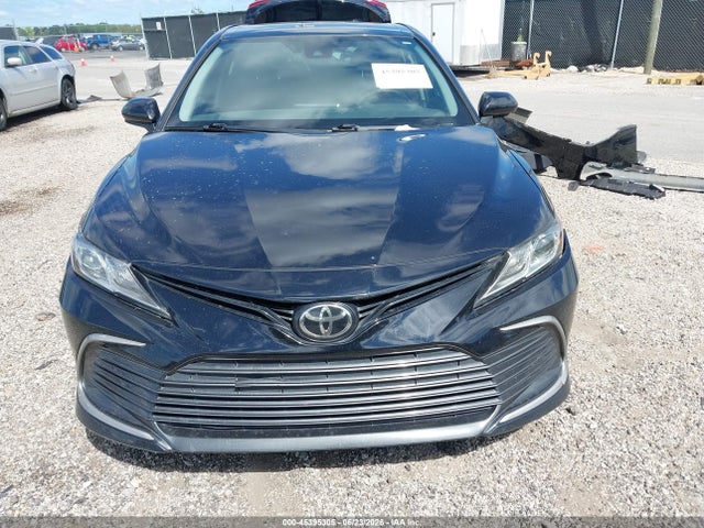 45395305 :رقم المزاد ، 4T1C11AK4NU667827 vin ، 2022 Toyota Camry Le مزاد بيع