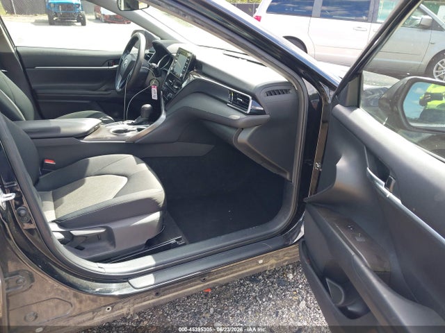 45395305 :رقم المزاد ، 4T1C11AK4NU667827 vin ، 2022 Toyota Camry Le مزاد بيع