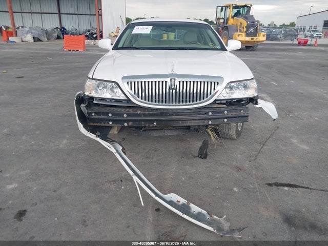 Auction sale of the 2008 Lincoln Town Car Signature Limited, vin: 2LNHM82V38X660895, lot number: 45395907