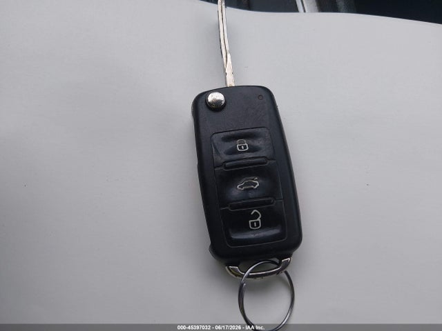 2013 Volkswagen Passat 2.5l Se მანქანა იყიდება აუქციონზე, vin: 1VWBP7A31DC100972, აუქციონის ნომერი: 45397032