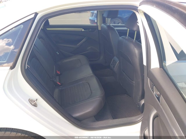 1VWBT7A38FC015643 Volkswagen Passat 1.8t Se