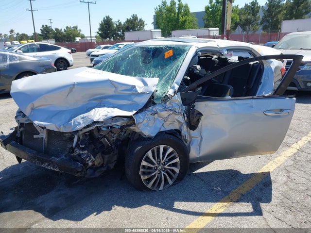 Toyota Corolla Xle 2018 5YFBURHE4JP766158 Image 2