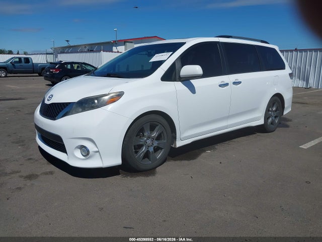 5TDXZ3DC8HS818305 Toyota Sienna Se 8 Passenger