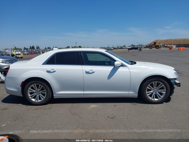 Chrysler 300 Touring L 2018 2C3CCAAG8JH117512 Image 14