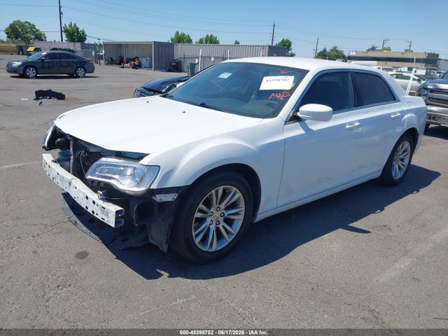 Chrysler 300 Touring L 2018 2C3CCAAG8JH117512 Image 2