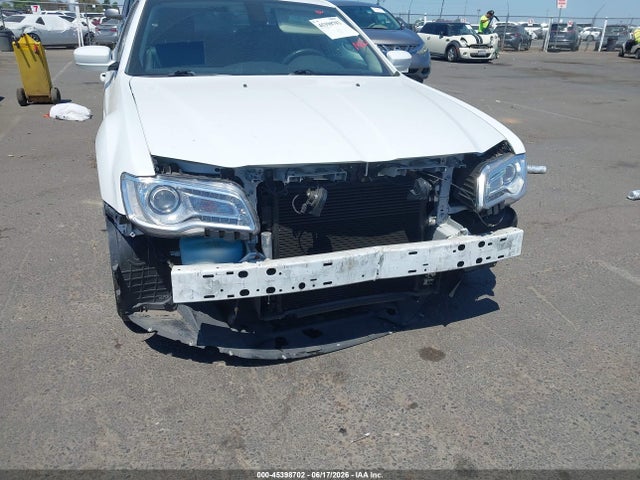 Chrysler 300 Touring L 2018 2C3CCAAG8JH117512 Image 6