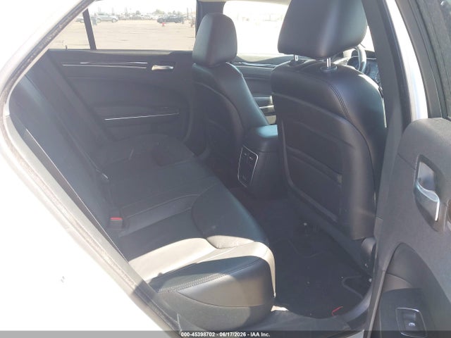 Chrysler 300 Touring L 2018 2C3CCAAG8JH117512 Image 8