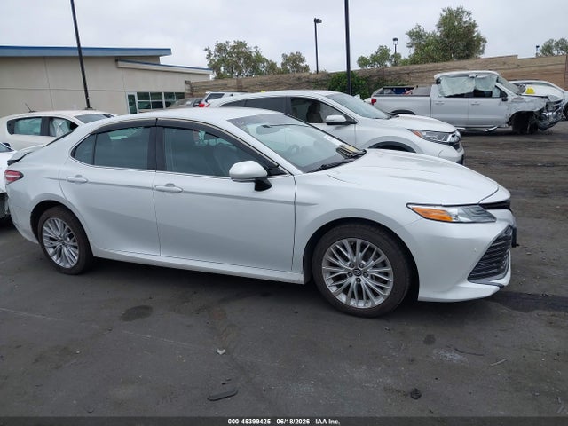 4T1B11HK1JU047805 Toyota CAMRY XLE