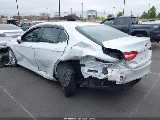 4T1B11HK1JU047805 Toyota CAMRY XLE