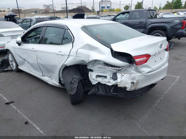 4T1B11HK1JU047805 Toyota CAMRY XLE