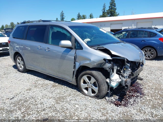 45399542 :رقم المزاد ، 5TDKZ3DC3HS840514 vin ، 2017 Toyota Sienna Le 8 Passenger مزاد بيع